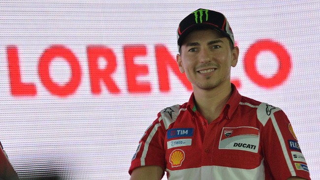 Pebalap cadangan Michele Pirro menilai Jorge Lorenzo tak lagi menderita bergabung bersama Ducati karena sudah berpisah dengan Valentino Rossi.