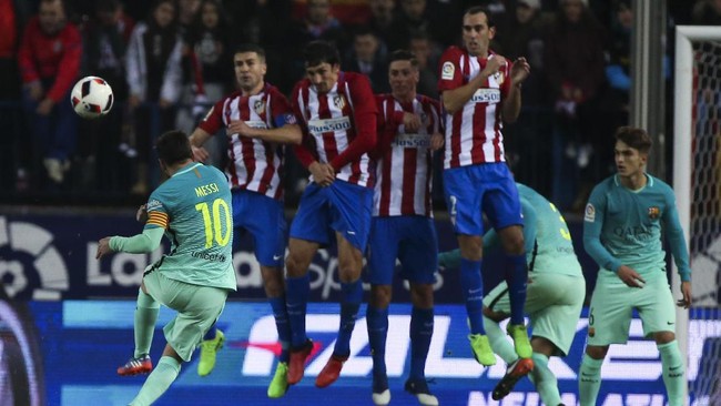 Luis Suarez dan Lionel Messi memberikan keuntungan agregat gol bagi Barcelona saat melakoni semifinal leg pertama Piala Raja di markas Atletico Madrid.
