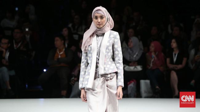 Kain tradisional biasanya lekat dengan berbagai upacara adat. Namun enam desainer Indonesia mengubah stigma ini dengan kreasi busana muslim dari kain etnik.