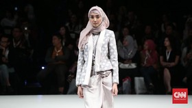 Kala Tenun Adat Berubah Wujud Jadi Busana Muslim