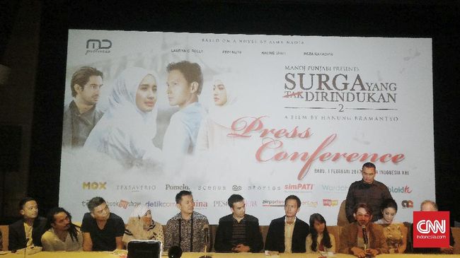 Berperan sebagai dokter yang tinggal di Hongaria, Reza berada di tengah-tengah cerita cinta segitiga yang diangkat dari novel karya Asma Nadia.