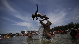 Melepas Penat di Pantai Tengah Kota Rio de Janiero
