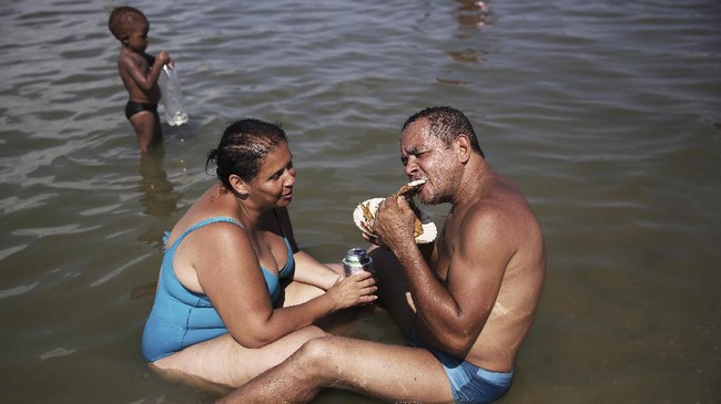 Melepas Penat di Pantai Tengah Kota Rio de Janiero