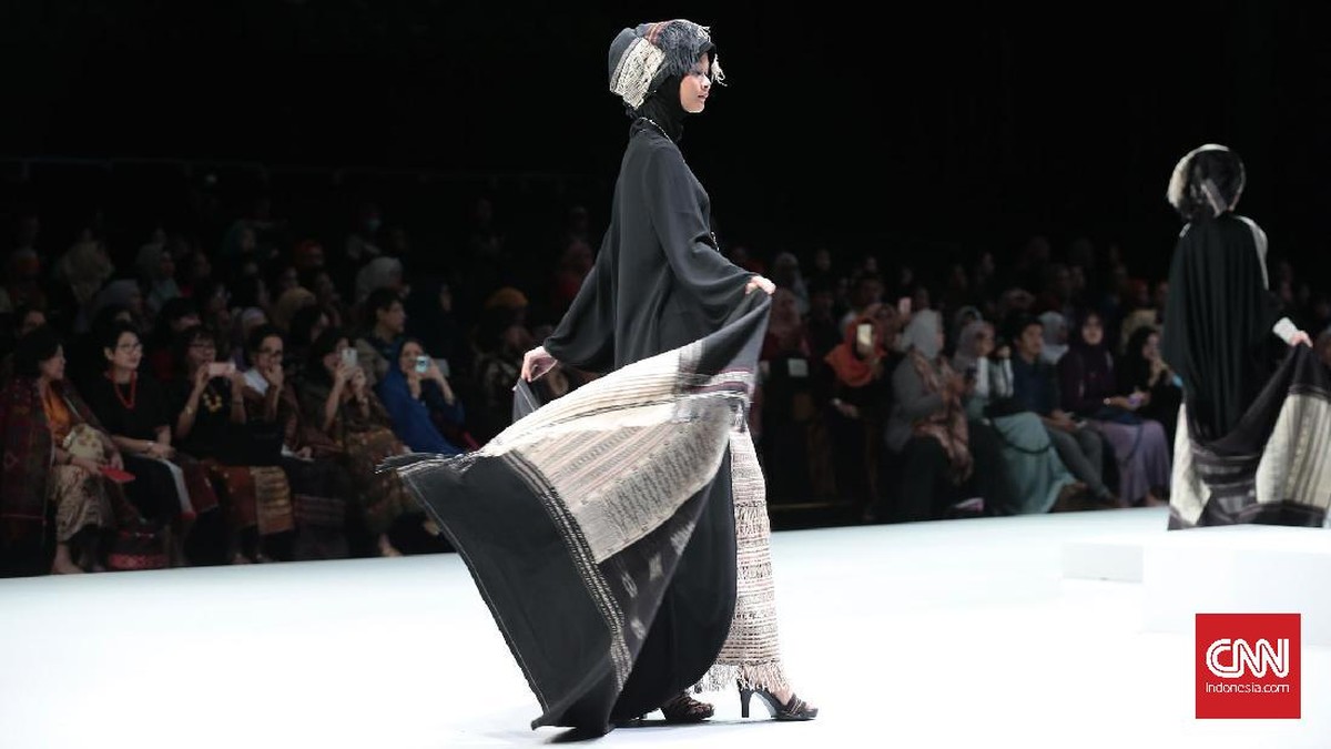 Pesona Tenun dalam Busana Muslim Indonesia