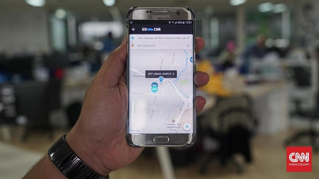 Perusahaan taksi Blue Bird menggandeng Gojek, sedangkan taksi Express menggaet Uber. Operator taksi mana yang bakal lebih untung?