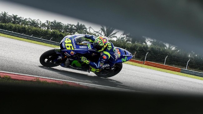 Direktur tim Movistar Yamaha, Massimo Meregalli, memuji tindakan Valentino Rossi yang tidak larut dengan kekesalan terhadap Johann Zarco saat balapan.
