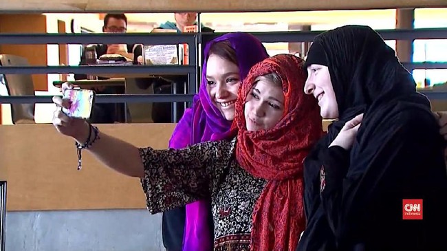 Salah satu sekolah dasar terbaik di Inggris melarang anak perempuan berusia di bawah delapan tahun mengenakan hijab.