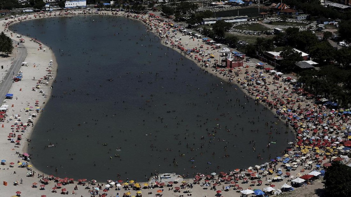 Melepas Penat di Pantai Tengah Kota Rio de Janiero