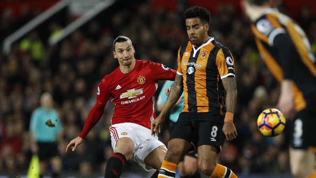 Manchester United dan Hull City menutup babak pertama laga lanjutan Liga Inggris di Old Trafford dengan skor imbang tanpa gol.