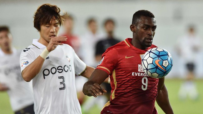 Mantan striker FC Porto dan Atletico Madrid Jackson Martinez banting stir jadi penyanyi rap untuk melupakan cedera yang menghantui kariernya.