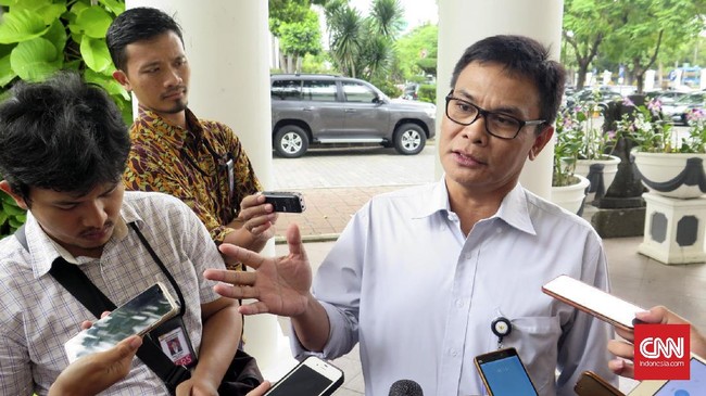 Staf Khusus Presiden Johan Budi S mengatakan Presiden Jokowi lah yang memerintahkan Menteri ESDM menunda kenaikan harga BBM jenis premium.