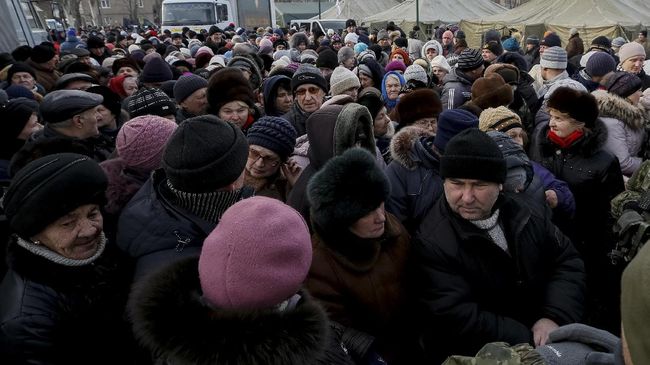 Ukraina dan Separatis Pro-Rusia Saling Tukar Ratusan Tawanan Pemerintah Ukraina dan separatis pro-Rusia melakukan pertukaran tahanan dengan jumlah terbanyak, sejak pecahnya konflik antar keduanya pada 2014 lalu.