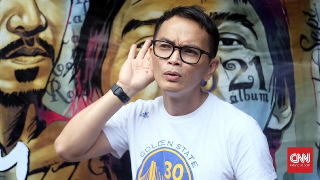 Yosi Project Pop selesai diperiksa oleh penyidik Bareskrim Polri terkait kasus dugaan penipuan investasi robot trading DNA Pro, Jumat (22/4).