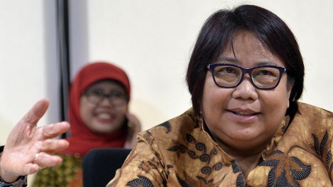 Menjadi satu-satunya perempuan dalam jajaran direksi, Yenni Andayani sempat mendaftar kerja di Kompas sebagai jurnalis dan Kementerian Luar Negeri.