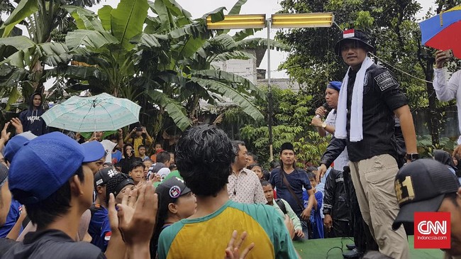 Menurut Agus, hal terpenting adalah mengkonsolidasikan suara pemilih yang selama tiga bulan ia pelihara lewat gerilya di kampung-kampung warga.
