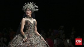 Sihir Tenun Karawo di Tangan 10 Desainer