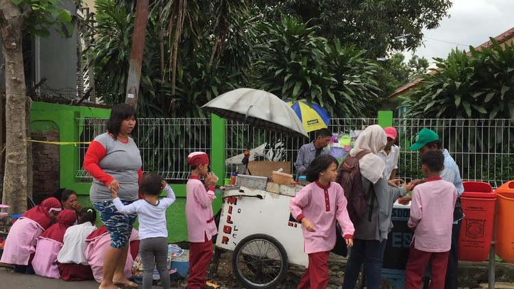Namanya anak-anak ada yang suka banget jajan, baik di rumah atau di sekolah. Nah, kayak gimana sih jajanan yang sehat untuk si kecil?