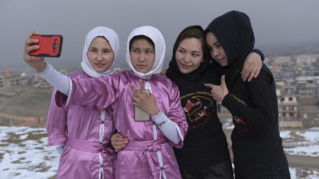 Perundingan perdamaian di Afghanistan kini ada di tangan Taliban dan pemerintah setempat untuk menghindari konflik berkepanjangan.