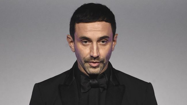 Burberry telah mengumumkan Riccardo Tisci sebagai direktur kreatifnya yang baru untuk menggantikan Christopher Bailey.