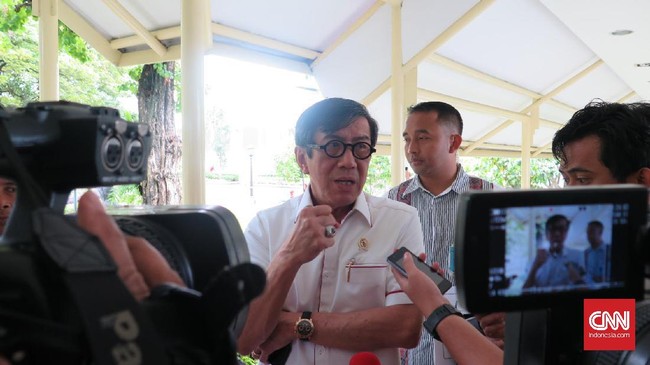 Menteri Hukum dan HAM Yasonna Laoly tak bisa memenuhi panggilan KPK lantaran bentrok agenda rapat terbatas dengan Presiden Jokowi.