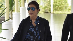 Gaya Luwes Menteri Susi Saat Sambut Presiden Perancis