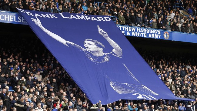 Kendati datang sebagai musuh, Frank Lampard yang kini melatih Derby County mendapatan sambutan istimewa dari fan Chelsea di Stamford Bridge, Rabu (31/10).