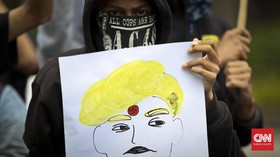 Poster 'Lie Lie Land' Donald Trump Hiasi Tembok Inggris