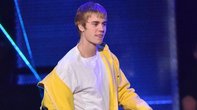 Secara tiba-tiba, Justin Bieber melontarkan tantangan duel kepada Tom Cruise melalui akun Twitter. Ia tak menjelaskan alasan di balik tindakannya itu.