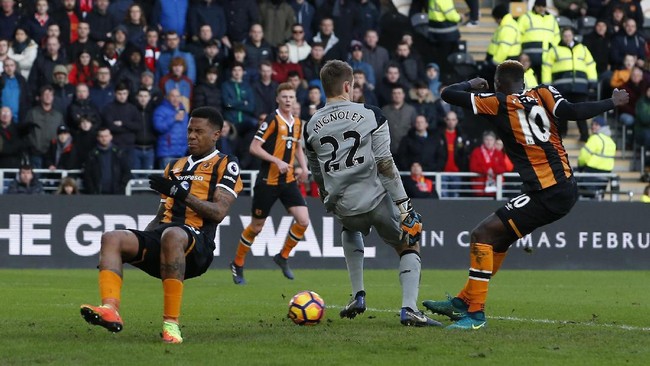 Liverpool tertinggal 0-1 dari Hull City hingga jeda babak pertama pertandingan Liga Primer di Stadion KCom, Sabtu (4/2). Simon Mignolet melakukan blunder.