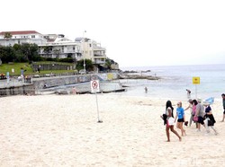 Bukan untuk Wisata, Pantai Australia Jadi Klinik Tes Corona