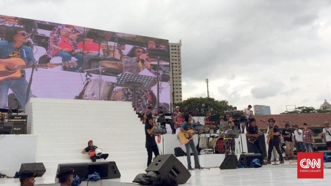 #KonserGue2 menampilkan puluhan artis ternama Indonesia. Konser ini untuk mengekspresikan dukungan terhadap Basuki Tjahaja Purnama-Djarot Saiful Hidayat.