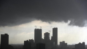 BMKG: Waspada Cuaca Ekstrem di Jawa Timur Akibat Siklon Tropis Nare