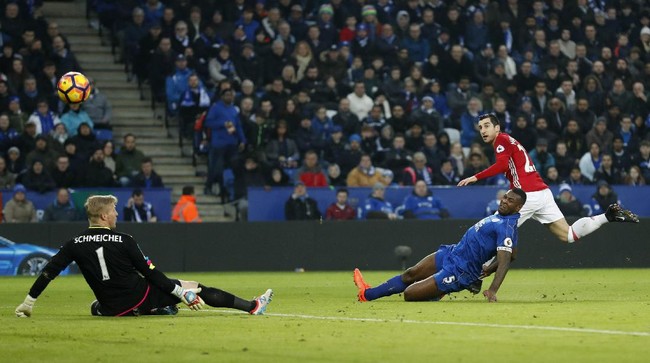 Manchester United baru mampu memecah kebuntuan pada menit ke-42 setelah Henrikh Mkhitaryan membobol gawang Leicester City lewat proses yang apik.