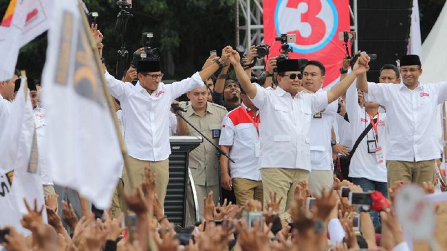 Prabowo hadir dalam kampanye akbar pasangan calon nomor urut tiga. Dia menyatakan Anies-Sandi akan menang satu putaran.