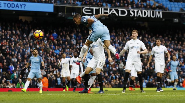 Manchester City meraih kemenangan dramatis atas Swansea City pada lanjutan Liga Primer, Minggu (5/2). Gabriel memborong gol kemenangan The Citizens.