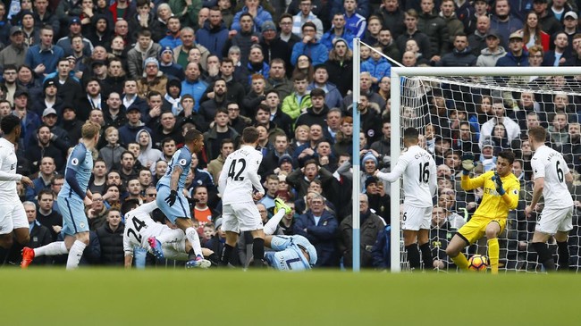 Pertahanan Swansea yang rapat membuat Manchester City kesulitan mencetak gol kedua ketika unggul 1-0. Swansea pun sempat menyamakan kedudukan.