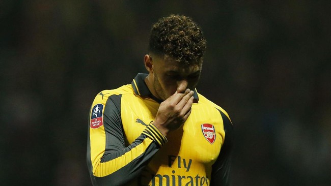 Alex Oxlade-Chamberlain tanpa sadar melakukan kesalahan fatal: memberi tanda hati pada cuitan yang menyatakan bahwa Arsene Wenger harus dipecat.