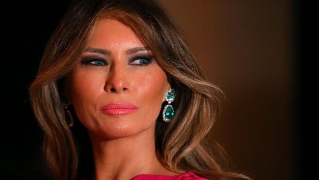 Orang tua Ibu Negara Amerika Serikat Melania Trump asal Slovenia, resmi menjadi warga negara AS, Kamis (9/8).