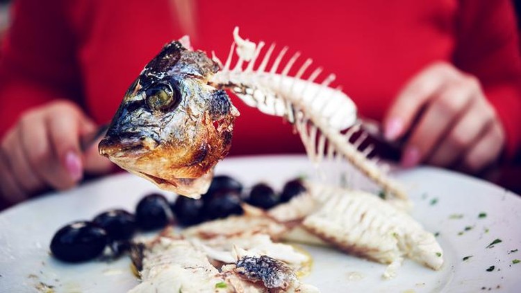 Mengatasi Duri Ikan yang Nyangkut di Kerongkongan Anak Konon mengangkat kedua tangan ke atas bisa dijadikan pertolongan pertama saat anak tersedak duri ikan. Benarkah?