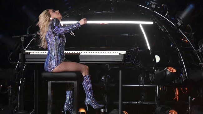 Usai menghebohkan Super Bowl, Lady Gaga akan kembali tampil di panggung berikutnya Grammy Awards 2017, akan tetapi kali ini ia tampil bersama band Metallica.