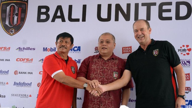 Hans-Peter Schaller masih sempat menghadiri latihan Bali United pagi ini, Selasa (26/4). Eko Purjianto ditunjuk sebagai pelatih sementara Bali United.