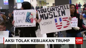 Tolak Kebijakan Trump, Warga AS Sambut Pendatang di Bandara