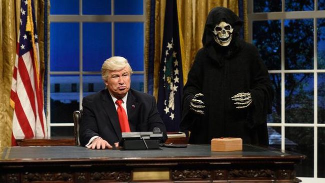 Baldwin memang sering memerankan karakter Trump dalam acara komedi televisi Saturday Night Live. Ia tampil sangat mirip.