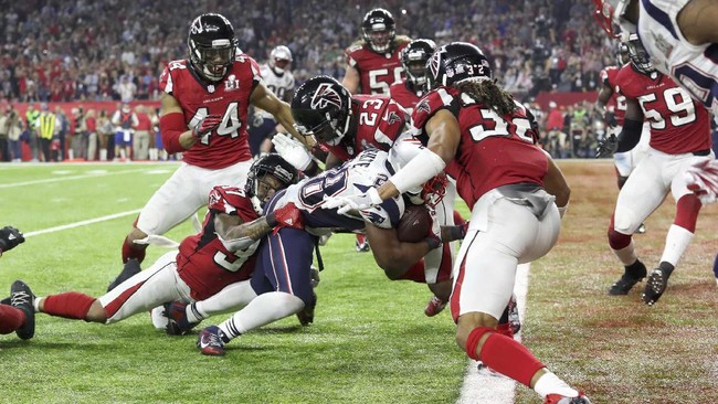 Di hari Super Bowl, puluhan juta mata terpaku pada layar kaca, restoran-restoran kehabisan sayap ayam, dan televisi merengguk keuntungan jutaan dolar.