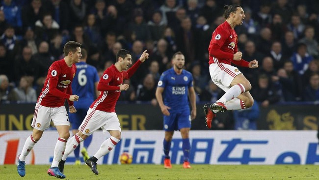 Mendominasi sejak awal babak pertama, Manchester United baru mampu memecah kebuntuan pada menit ke-42 setelah Henrikh Mkhitaryan mencetak gol indah.
