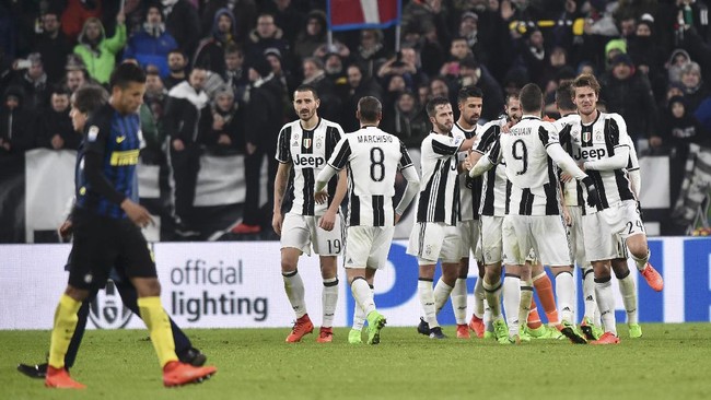 Jika akhir pekan lalu Max Allegri harus menghadapi kemarahan Paulo Dybala, kali ini giliran Stephan Lichtsteiner yang kesal diganti saat melawan Inter Milan.