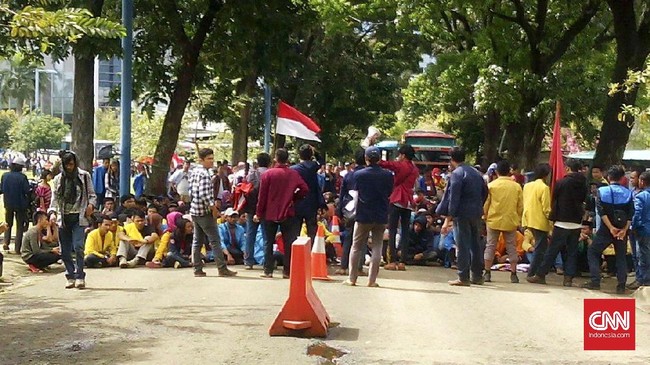 Partai Demokrat juga menduga ratusan mahasiswa pedemo ditunggangi. Mereka diduga dibelokkan ke rumah SBY dari tujuan awal aksi di Gedung  MPR/DPR.