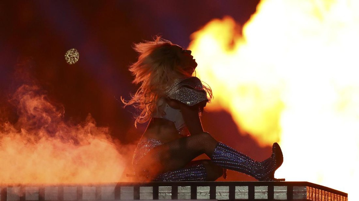 Aksi Maksimal Lady Gaga di Super Bowl 2017