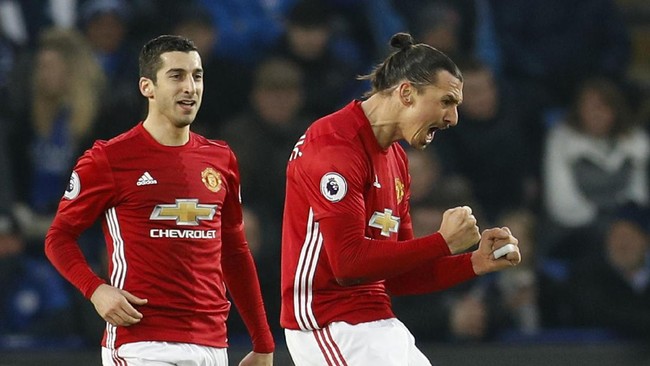 Striker Manchester United Zlatan Ibrahimovic tercatat sebagai pemain tertua di Liga Primer Inggris yang bisa mencetak 15 gol selama satu musim.