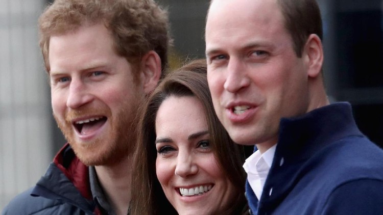 LONDON, ENGLAND - FEBRUARY 05:  Catherine, Duchess of Cambridge, Prince William, Duke of Cambridge and Prince Harry join Team Heads Together at a London Marathon Training Day at the Queen Elizabeth Olympic Park on February 5, 2017 in London,  England.  (Photo by Chris Jackson/Getty Images)